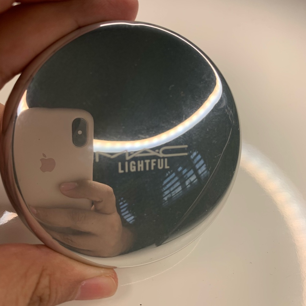 MAC Lightful Ultracharge Foundation in NC20